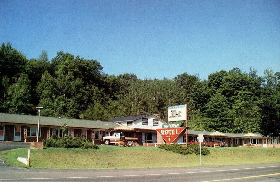 Gateway Motel - Vintage Postcard (newer photo)